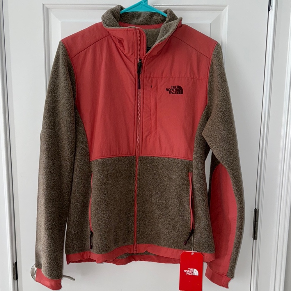 NWT Women’s Small The North Face Coral and Brown Denali 2 Jacket